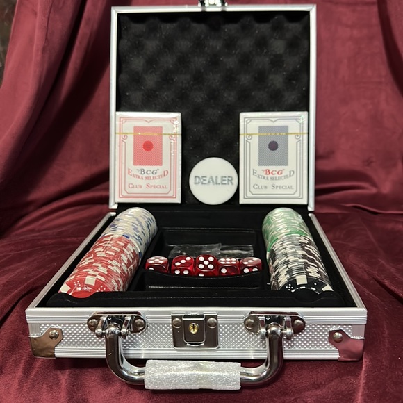 set comes with different colored chips-plus “dealer chip-2 decks of cards-dice - Picture 2 of 4